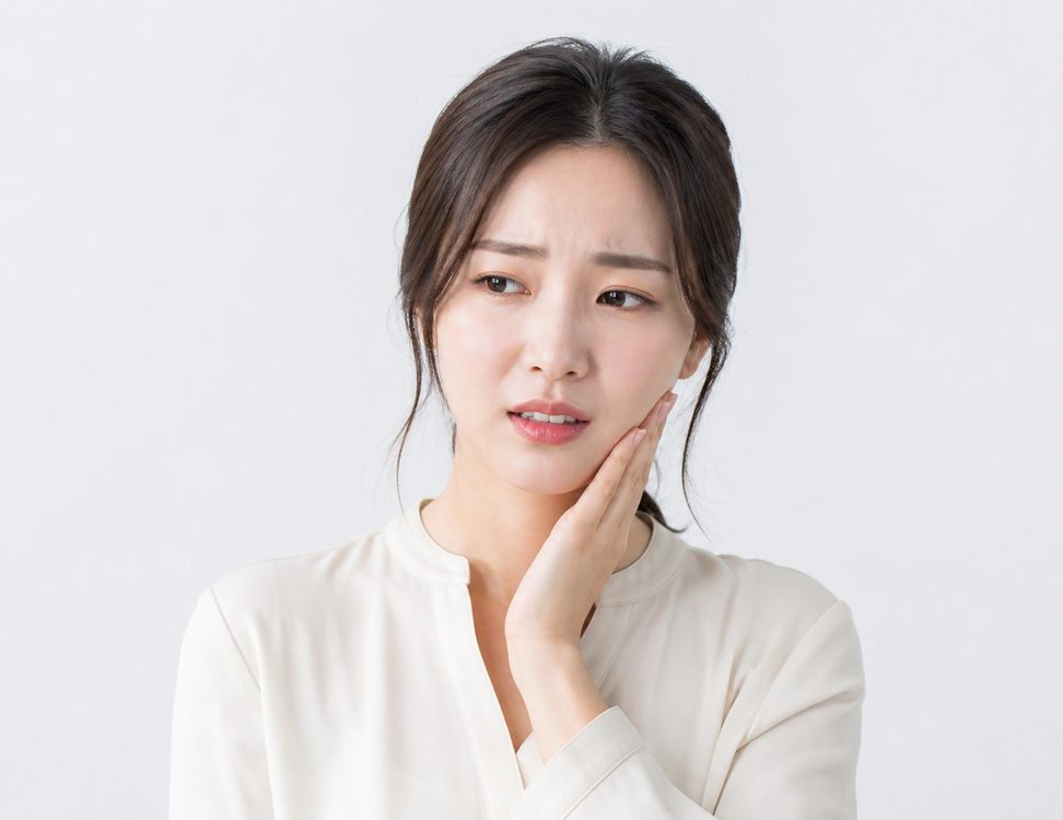 턱 통증을 느끼는 모습