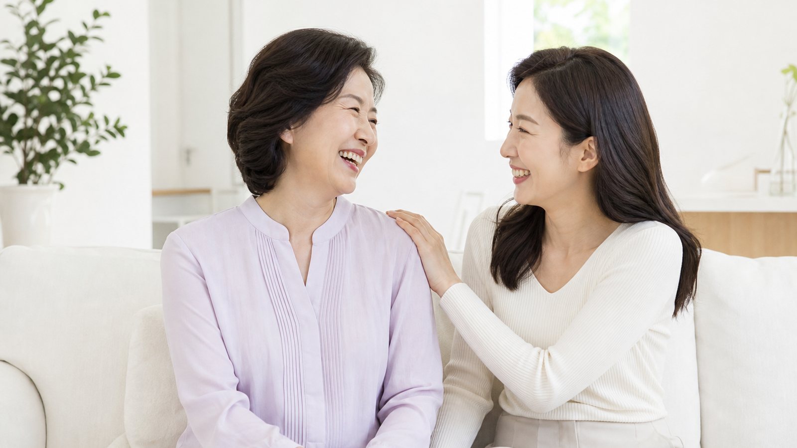 마주 보며 웃는 어머니와 딸